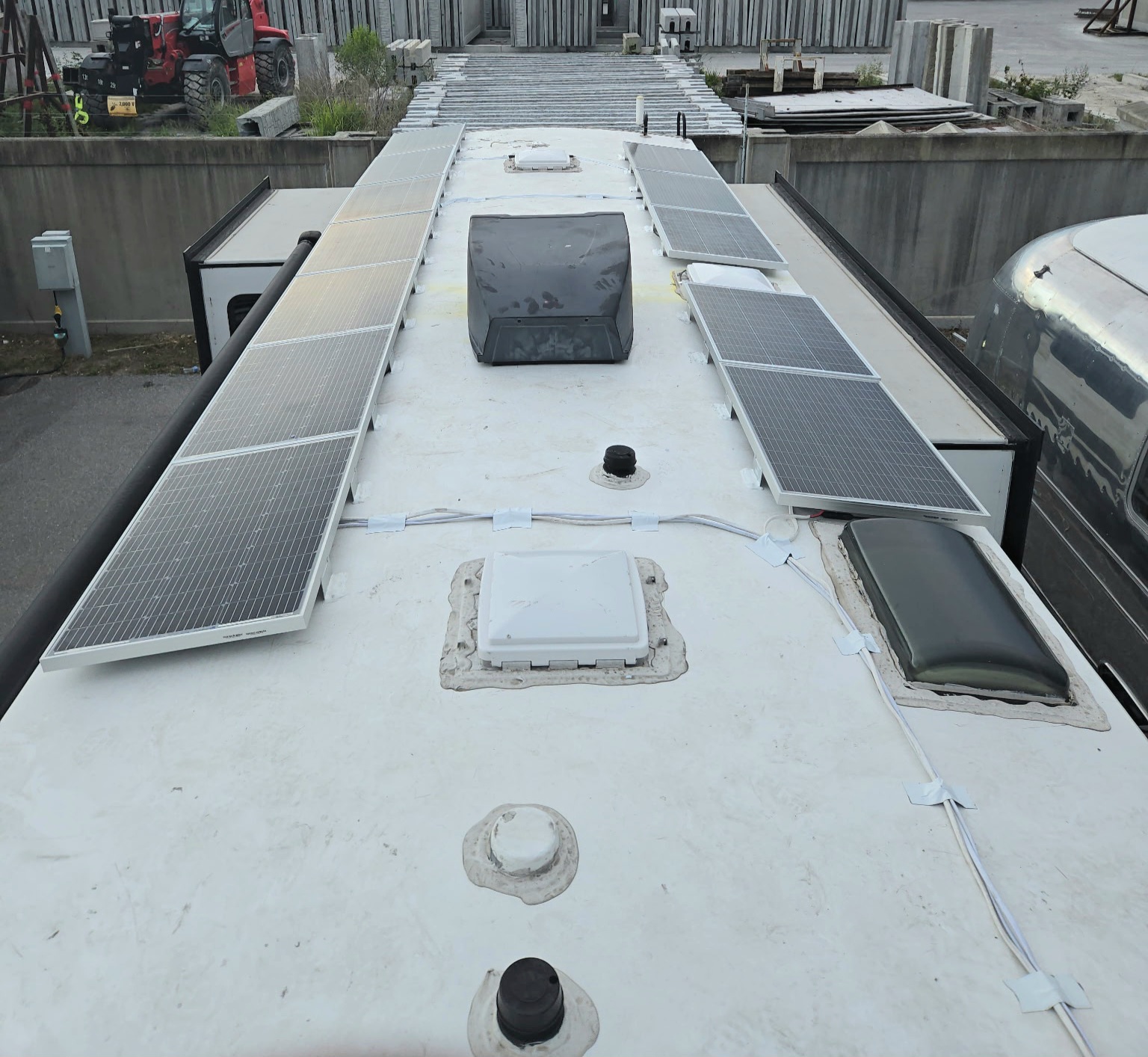 Full-length rooftop array on Class A diesel pusher