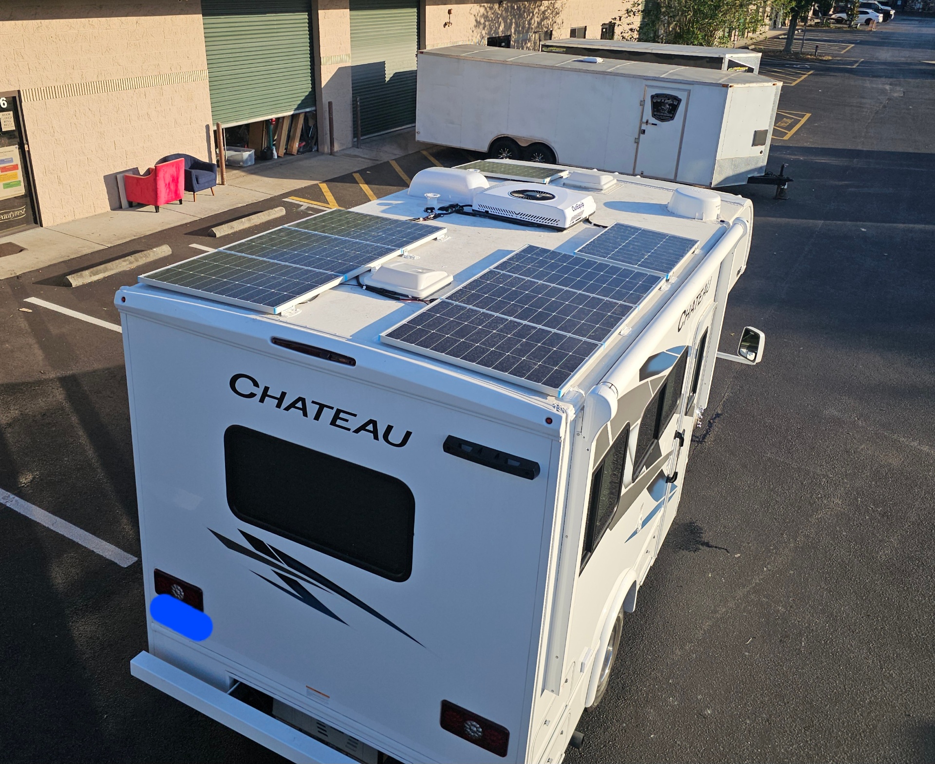 Thor Chateau Class C — mixed-size rooftop array around A/C